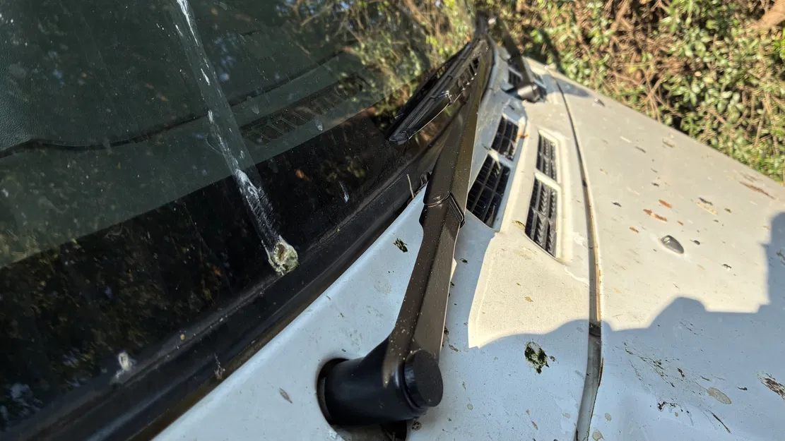 Pajero Gen 2 - Nắp che đai ốc cần gạt mưa kính trước - Image 1