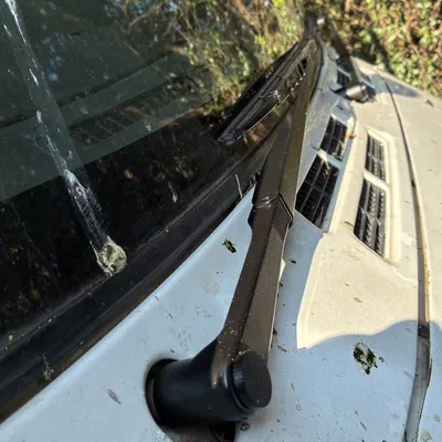 Pajero Gen 2 - Nắp che đai ốc cần gạt mưa kính trước