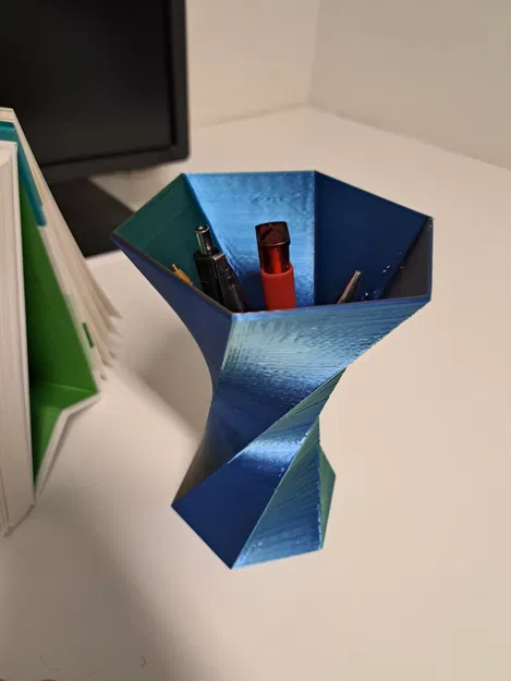 Ống Cắm Bút Lục Giác Xoắn (Hexagonal Twisted Penholder) - Image 1