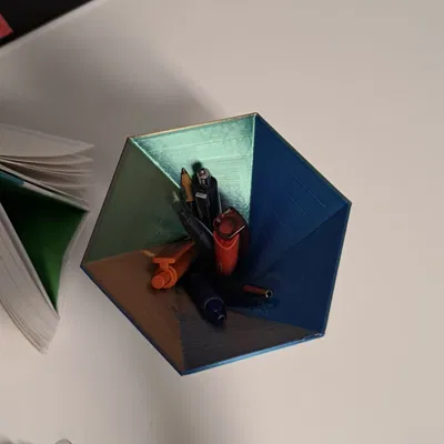 Ống Cắm Bút Lục Giác Xoắn (Hexagonal Twisted Penholder)