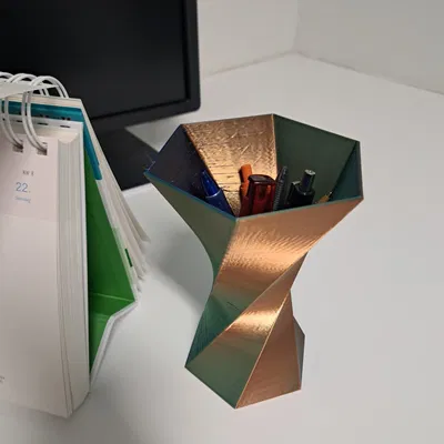 Ống Cắm Bút Lục Giác Xoắn (Hexagonal Twisted Penholder)