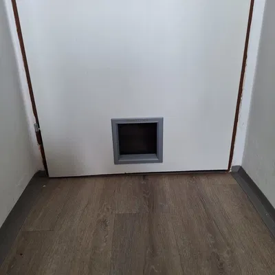 Cửa chui cho mèo (cat door) – průlez pro kočku