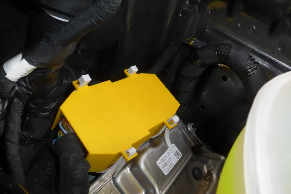 Nắp che đầu giắc khoang máy Ford Transit - Image 1