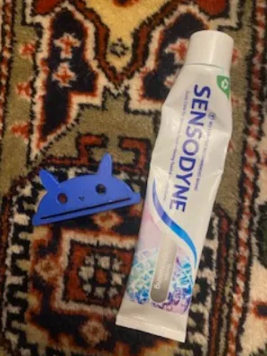 Mèo vắt tuýp kem đánh răng! - Image 1