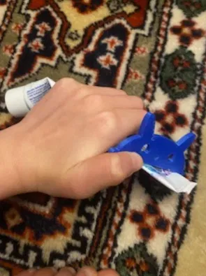 Mèo vắt tuýp kem đánh răng! - Image 2