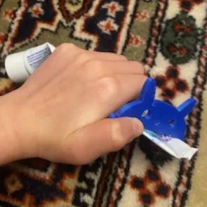 Mèo vắt tuýp kem đánh răng!