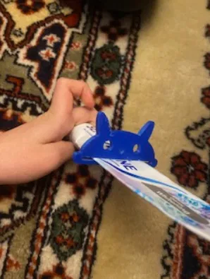 Mèo vắt tuýp kem đánh răng! - Image 4