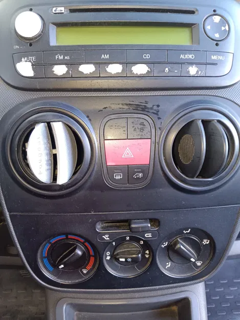 Grelha de Ventilação Central: - Image 1