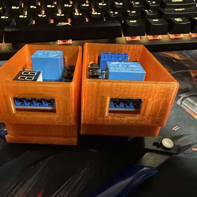 Hộp chứa cho rơ-le thời gian lập trình đa chức năng gắn DIN rail