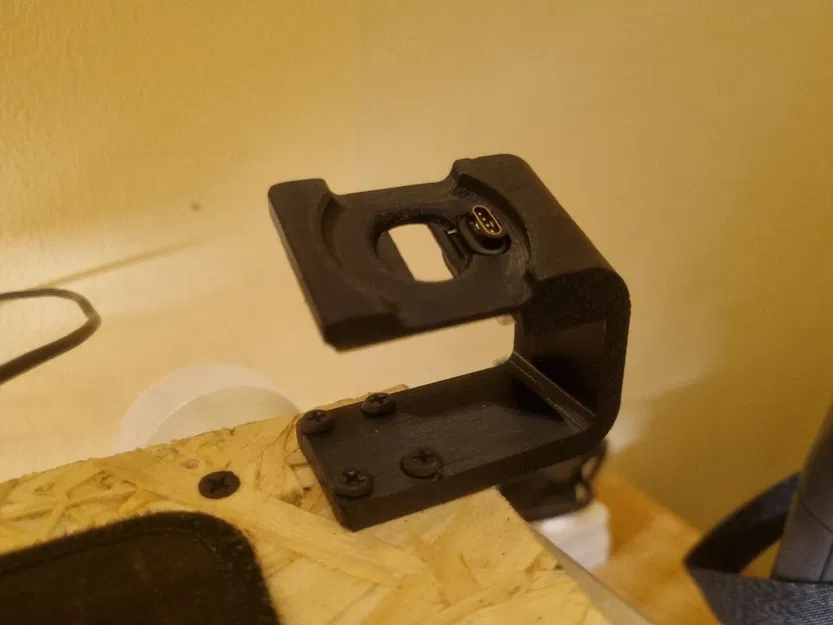 Đế Garmin Vivoactive 4s kèm adapter USB từ Temu - Image 1