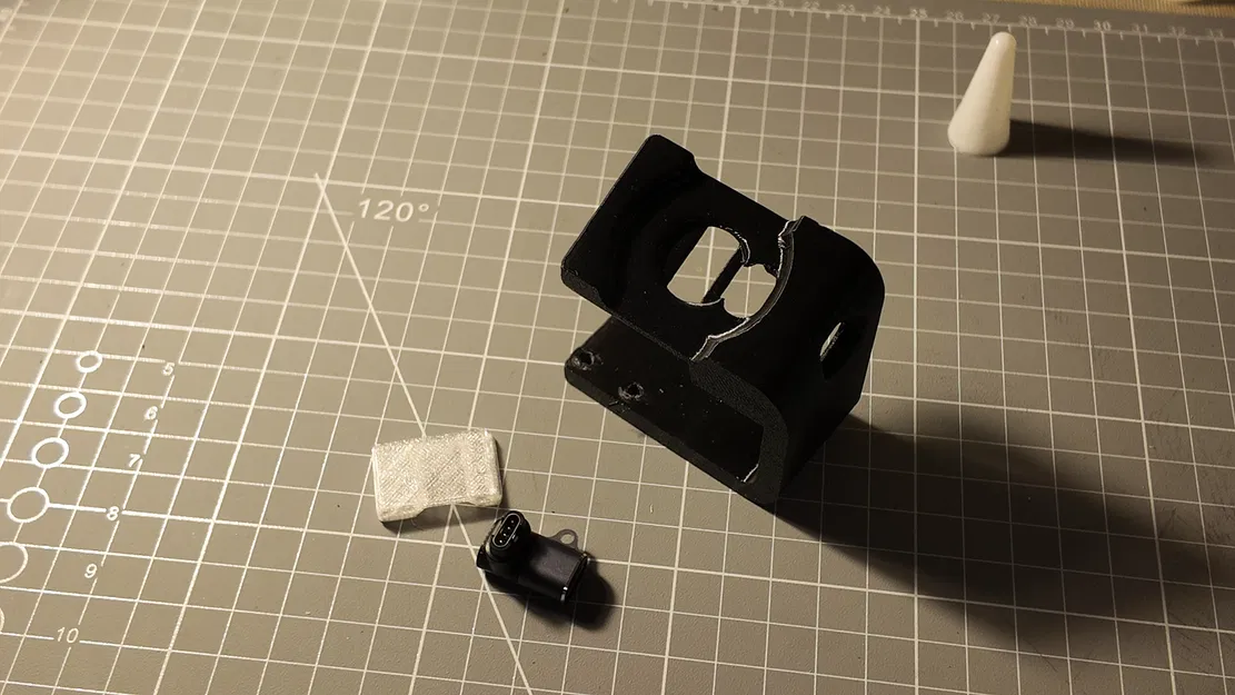 Đế Garmin Vivoactive 4s kèm adapter USB từ Temu - Image 2