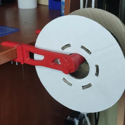 Giá đỡ cuộn filament ở mép bàn