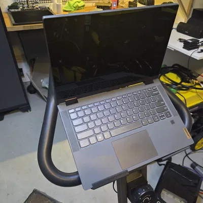 Phụ kiện gắn để xem nội dung giải trí trên xe đạp tập