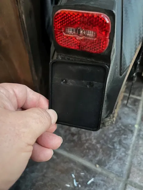 Tấm gắn biển số e-scooter IOHawk Legacy u.A. (Adapterplatte/Kennzeichen) - Image 1