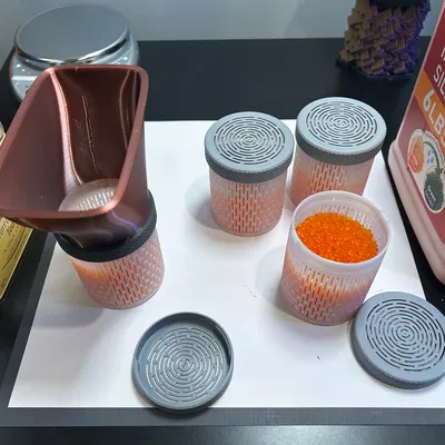 Hộp Desiccant và Phễu (Desiccant Canister and Funnel)