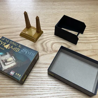 Ve stinu pyramid: zasveti – insert & giá đỡ cho bộ bài đã bọc