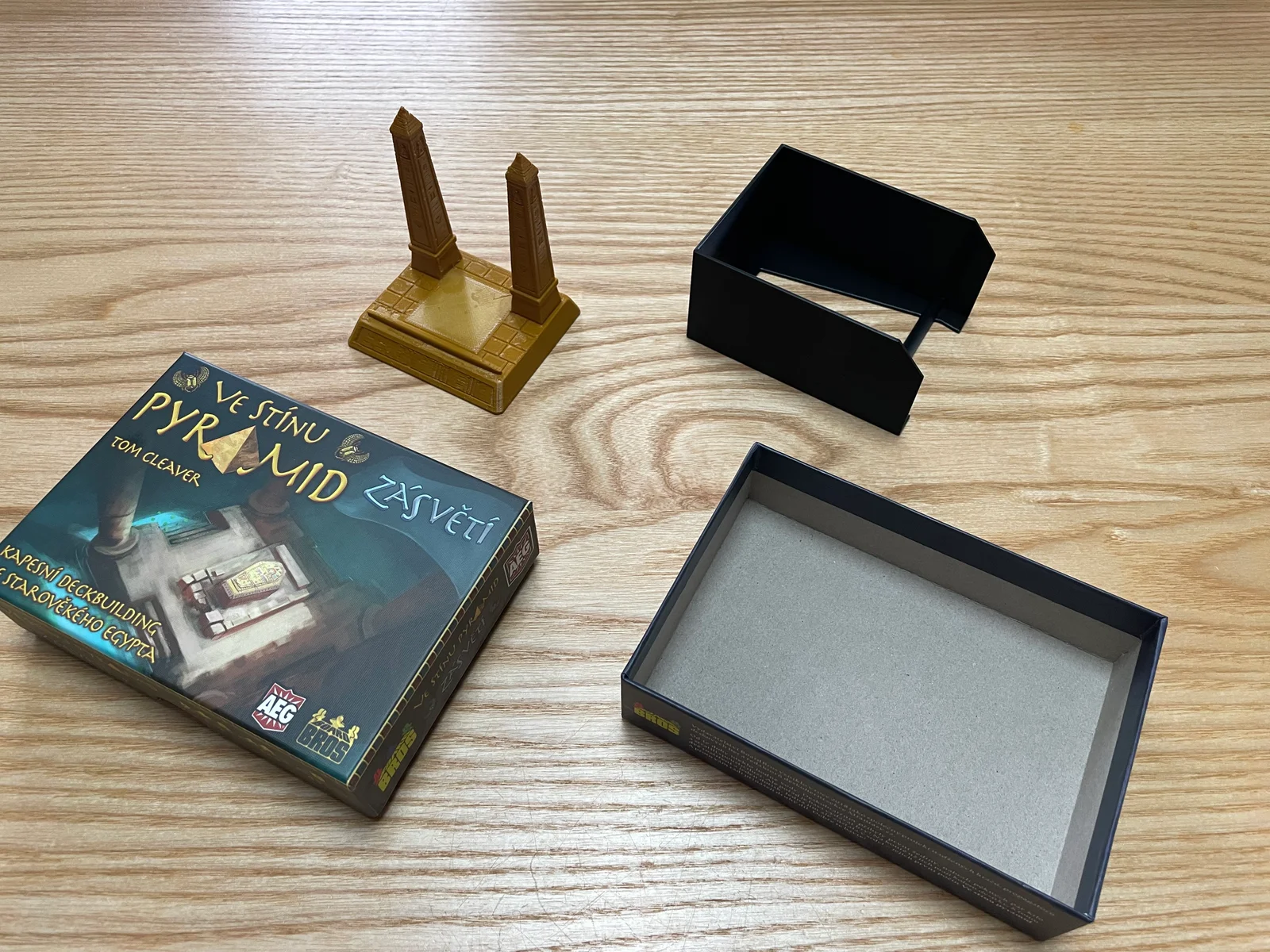 Ve stinu pyramid: zasveti – insert & giá đỡ cho bộ bài đã b… 1