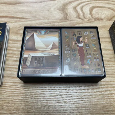 Ve stinu pyramid: zasveti – insert & giá đỡ cho bộ bài đã bọc