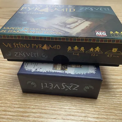 Ve stinu pyramid: zasveti – insert & giá đỡ cho bộ bài đã bọc