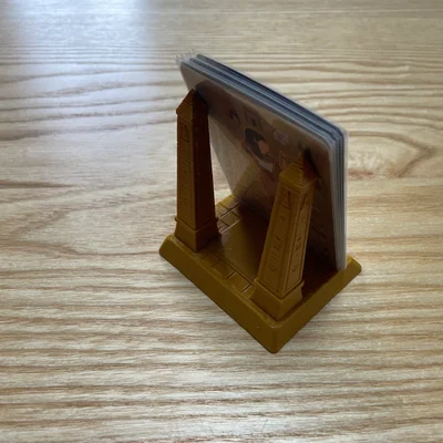 Ve stinu pyramid: zasveti – insert & giá đỡ cho bộ bài đã b… 5
