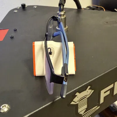 Kệ đỡ kính đơn giản có điểm nhấn – không cần MMU