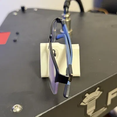 Kệ đỡ kính đơn giản có điểm nhấn – không cần MMU