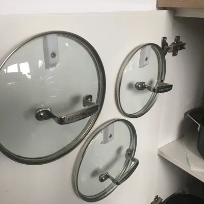 Giá đỡ nắp chảo gắn trong cánh tủ (Cupboard Door Pan Lid Holder)