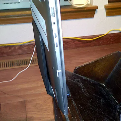 Kệ Treo Laptop Gọn Gàng Bên Bàn Phụ