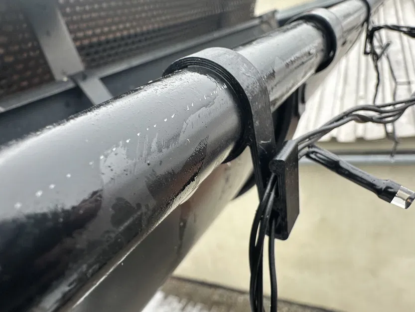 Móc treo dây đèn Giáng Sinh trên mép mái (eaves) - Image 1