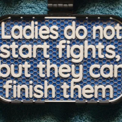 Bảng hiệu “Ladies do not start fights” (100x160mm)