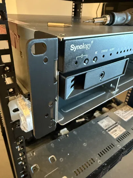 Tai gắn rack 3D cho Synology RS1221RP+ - Image 2