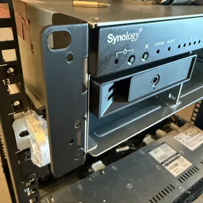 Tai gắn rack 3D cho Synology RS1221RP+