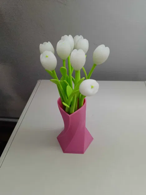 Bình Hoa Trái Tim Xoắn Hình Học Low Poly Liền Mạch (Geometric Twisted Heart Vase) - Image 1