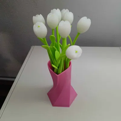 Bình Hoa Trái Tim Xoắn Hình Học Low Poly Liền Mạch (Geometric Twisted Heart Vase)