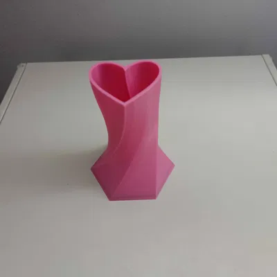 Bình Hoa Trái Tim Xoắn Hình Học Low Poly Liền Mạch (Geometric Twisted Heart Vase)