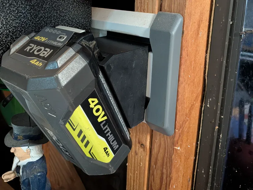 Giá đỡ pin Ryobi cho hệ thống Gladiator Gear Track - Image 1