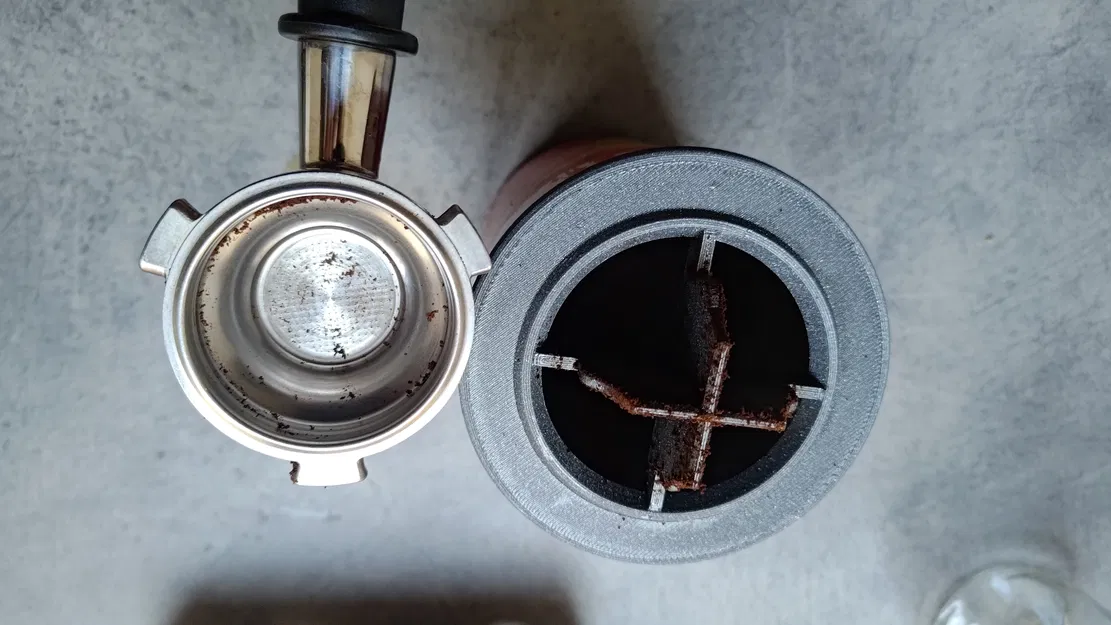 Nắp Vệ Sinh Bã Cà Phê Portafilter 51mm De'Longhi - Image 3