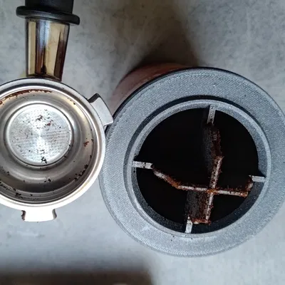 Nắp Vệ Sinh Bã Cà Phê Portafilter 51mm De'Longhi