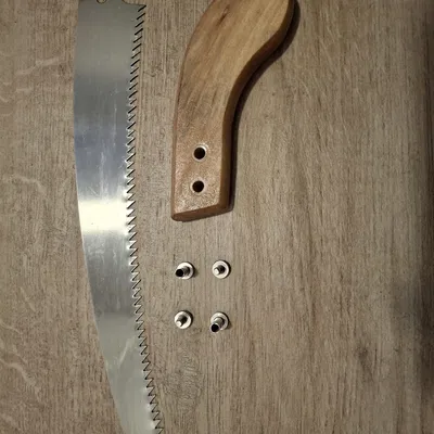 Ngàm gắn cưa làm vườn (tree pruner) lên cây tre