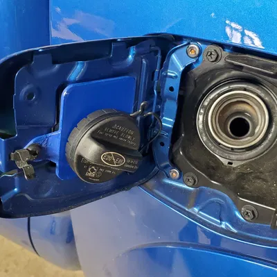 Gen 3 Toyota Tacoma – Giá giữ nắp xăng ren vặn cho cửa nắp xăng