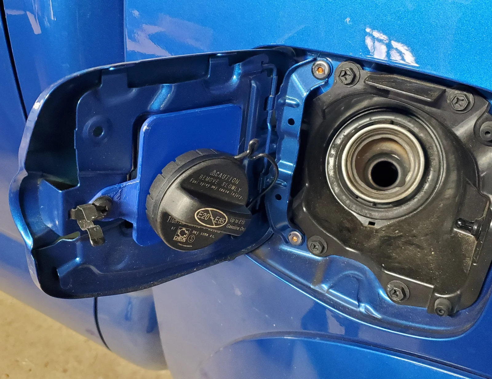 Gen 3 Toyota Tacoma – Giá giữ nắp xăng ren vặn cho cửa nắp… 1