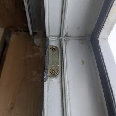 Tấm khóa (Locking Plate) cho cửa Tilt & Slide kiểu châu Âu