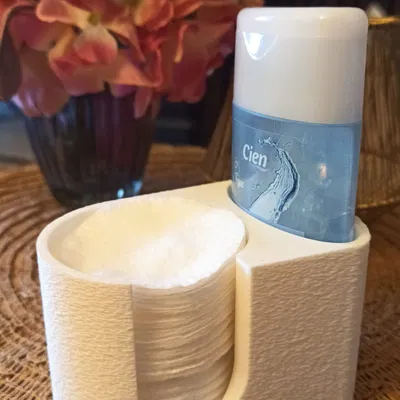 Giá đỡ bông tẩy trang và chai nước hoa hồng để bàn