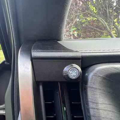 OpenSourceEV Ngàm bi gắn điện thoại bên trái V2 cho Rivian R1T & R1S