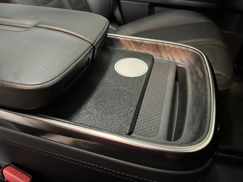 Tấm sạc MagSafe OpenSourceEV cho Rivian R1T & R1S - Image 1