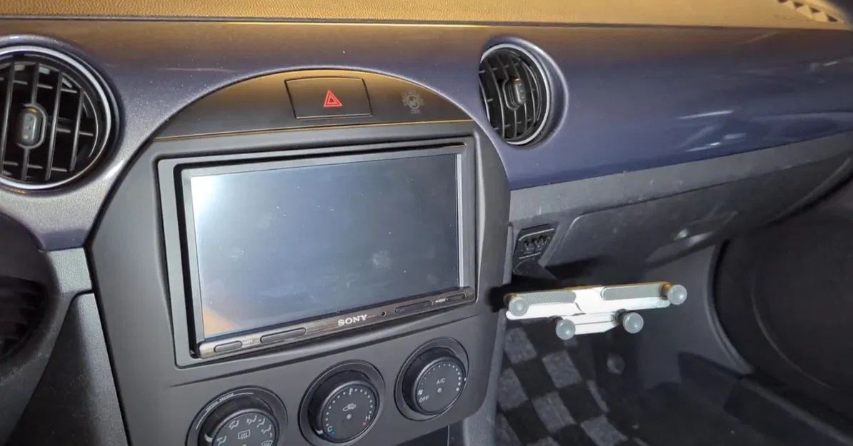 Giá đỡ điện thoại cho NC Miata (NC Miata Phone Mount) - Image 2