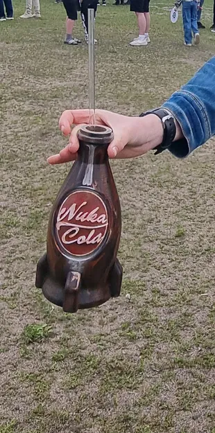 Chân đế Nuka Cola giữ lon nước ngọt 33cl kiêm ống hút - Image 2