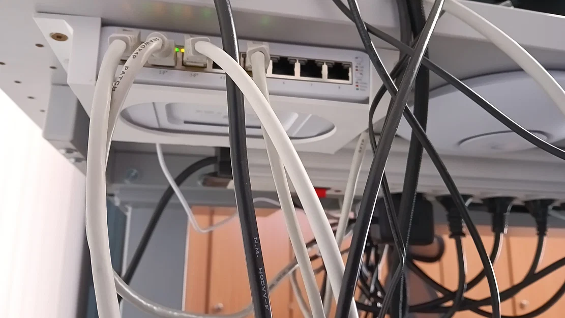 Giá treo dưới bàn cho UniFi USW-LITE-8-PoE (Mount) - Image 1