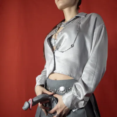 Dương vật mỏng, dài và cong