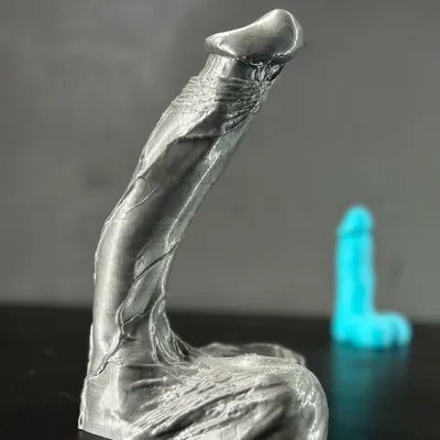 Dương vật mỏng, dài và cong